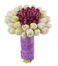 Белые и фиолетовые тюльпаны в свадебном букете