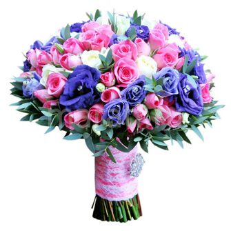 Букет невесты из розовых роз и голубой эустомы